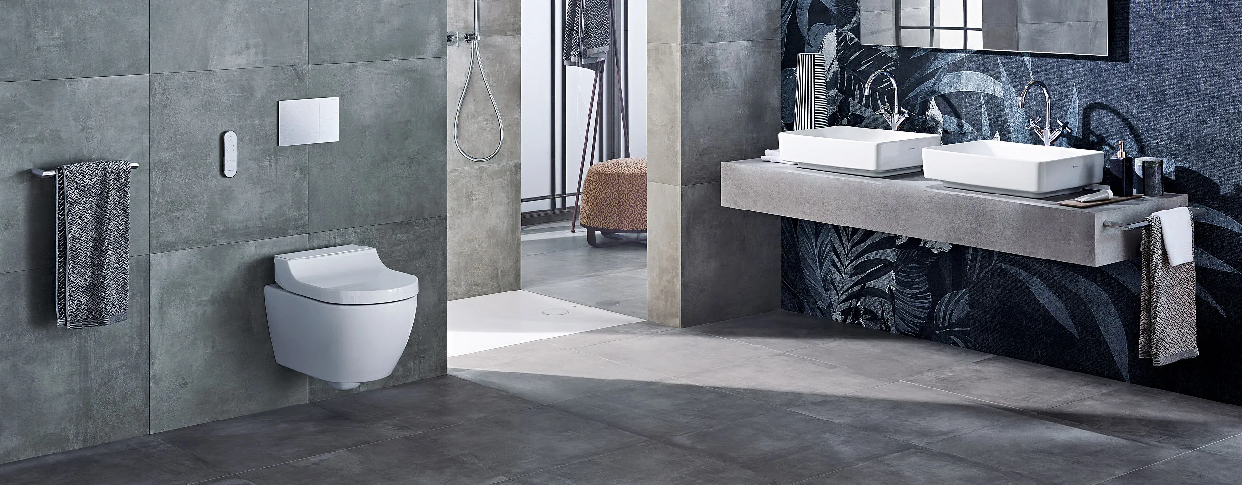 Badezimmer mit barrierfreier Dusche, unterfahrbaren Waschtisch und Dusch-WC von Geberit.