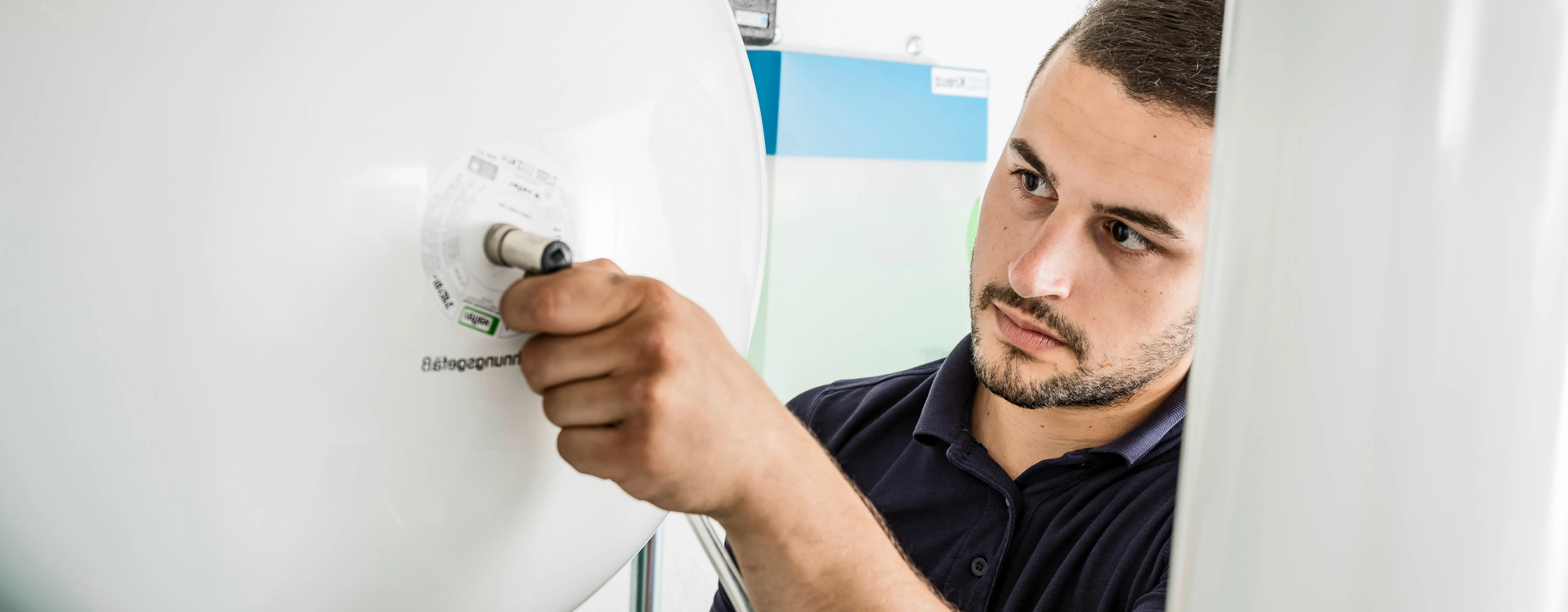 Kundendienstmitarbeiter beim Warten einer Heizungsanlage.