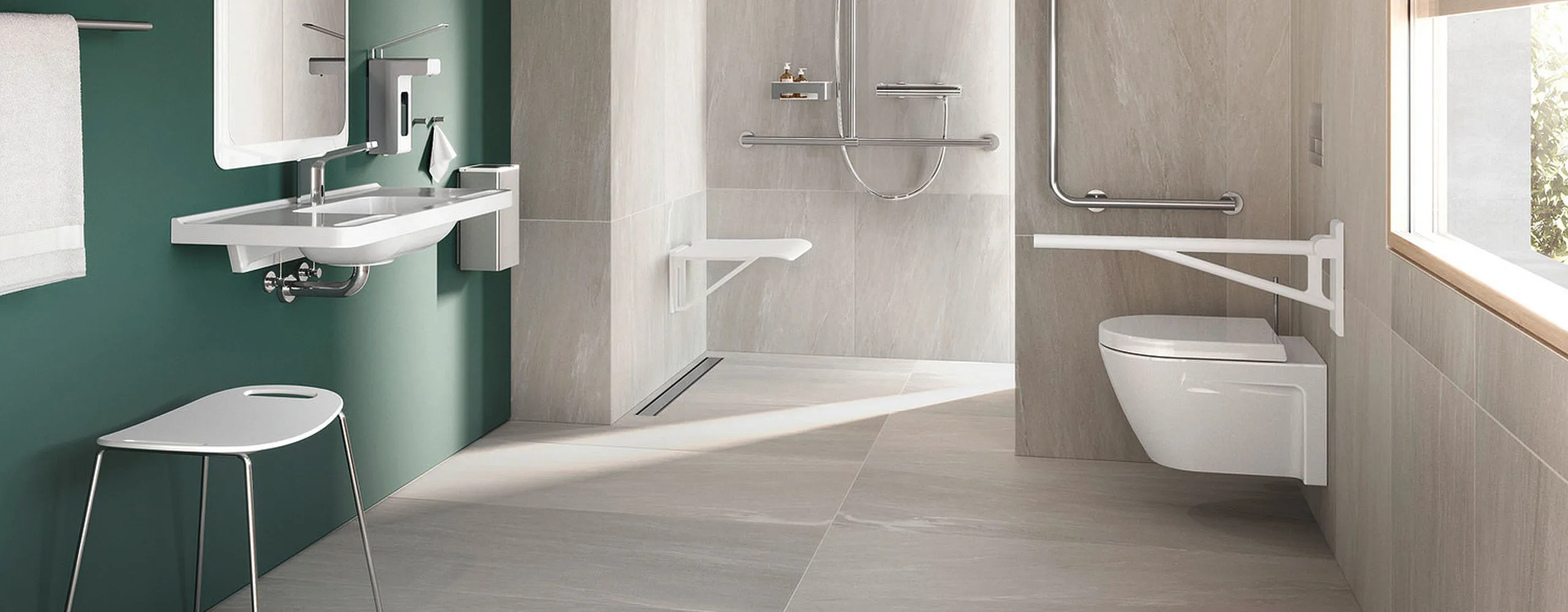 Barrierefreies Badezimmer mit Stützgriffen, unterfahrbaren Waschtisch, bodenebener Walk-In-Dusche und Dusch-WC.