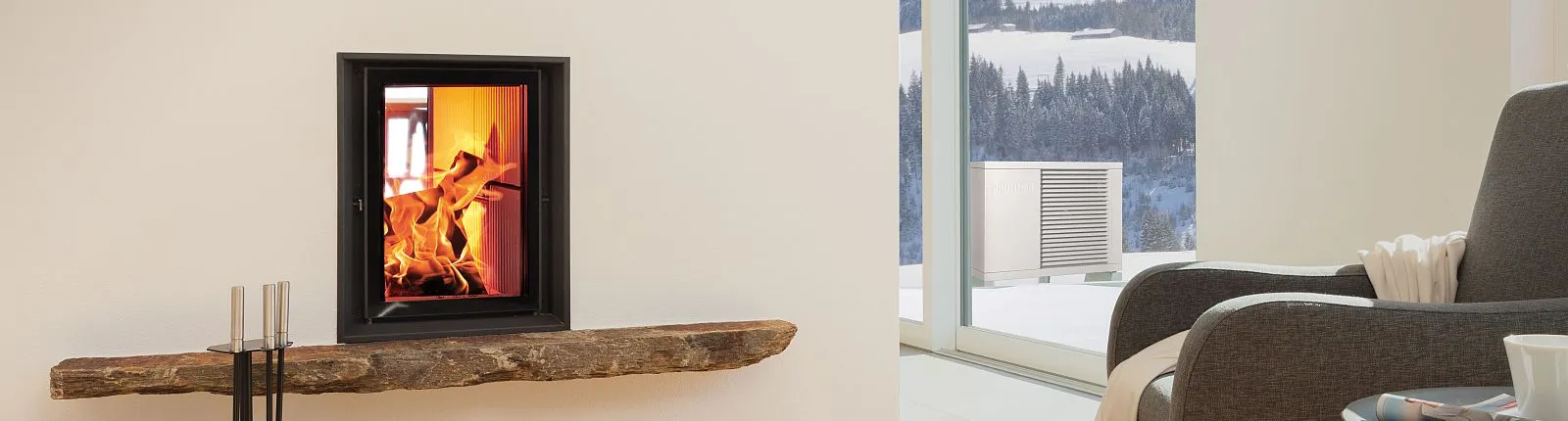 Ein moderner Kamin mit sichtbaren Flammen ist in eine helle Wohnzimmerwand eingelassen, während ein rustikales Holzbrett als Ablage darunter dient.