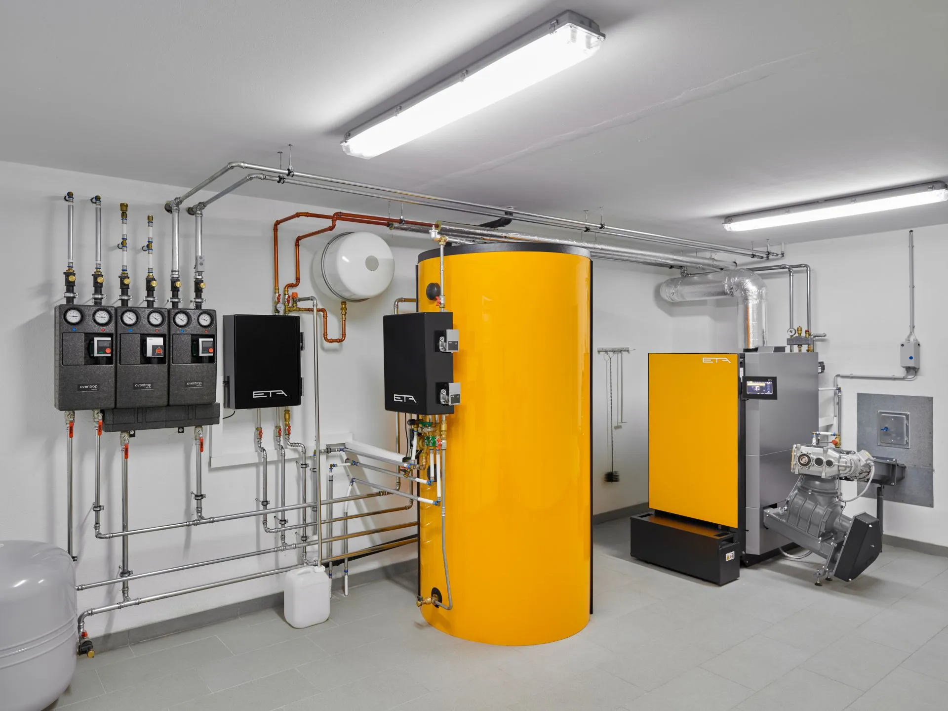 In einem Heizraum steht ein eHACK-Kessel von ETA.