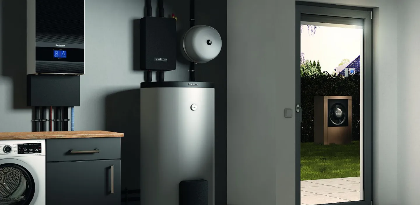 Ein moderner Hauswirtschaftsraum mit Wärmepumpe zeigt eine sauber installierte Heizungsanlage der Marke Buderus.