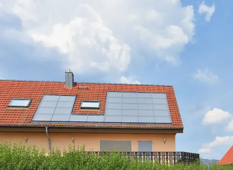 Häuser mit Solarthermie-Modulen auf den Dächern.