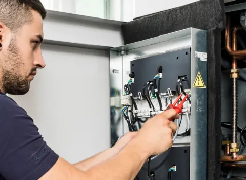 SHK-Kundendiensttechniker bei der Wartung einer Heizungsanlage.
