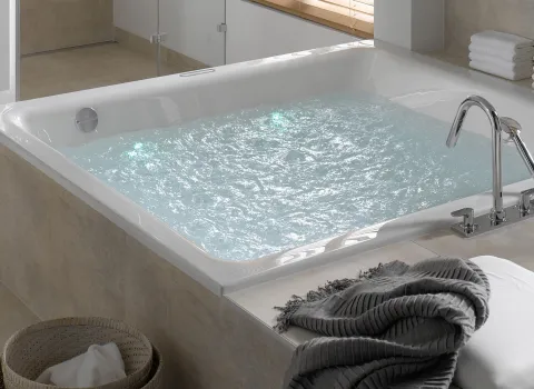 Eckförmige Whirlwanne von Mauersberger mit eingelassen Wasser.