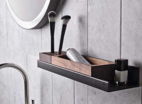 Alape Assist Badezimmer-Ablage mit Schminksachen. 