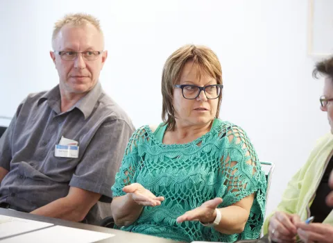 Teilnehmer und Teilnehmerin eines Workshops von bad & heizung zum Thema Bad.