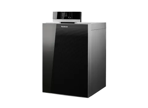 Das Bild zeigt eine freistehende Buderus-Heizung in modernem Design mit einer eleganten schwarzen Front und einem digitalen Steuerungsmodul oben. 