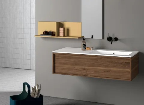 Modernes Badezimmer von Stocco mit Unterschrank in Nussbaumoptik, gelbem Wandregal, rechteckigem Spiegel und schwarzer Wandarmatur.