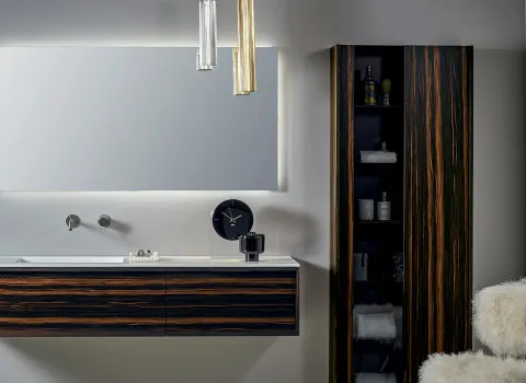 Elegantes Badmöbel-Set mit dunklem Holzwaschtisch, Spiegelschrank und Hochschrank von Stocco.