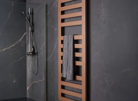 Badheizkörper Semprio vom Hersteller HSK im dunklen Bad.