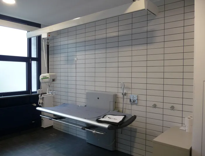 Moderne Liftanlage vor weißgliester Wand in einer Pflegestation.