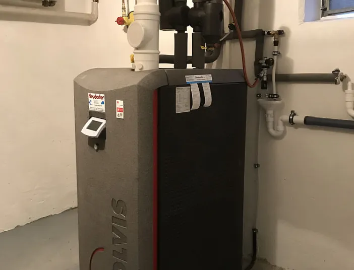 Solvis Ben einem Kellerraum.