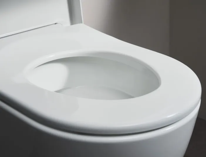 Ein moderner WC-Sitz der Serie ME Hero Edition von Duravit mit ergonomisch optimierter Form und weich gerundeter Sitzform.