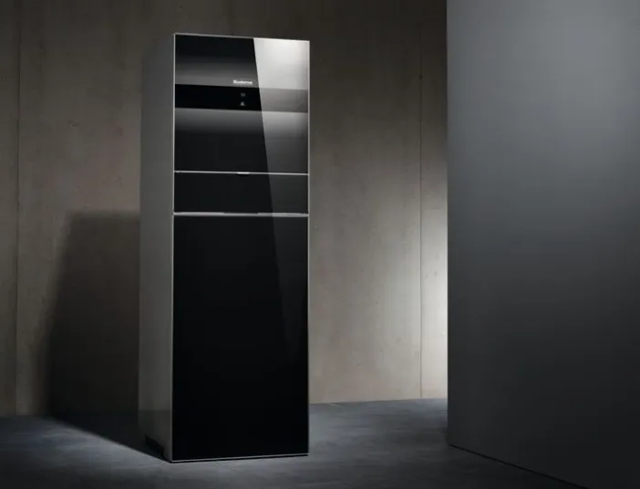 Die Inneneinheit der Sole-Wasserwärmepumpe Logatherm-WSW196iT von Buderus in einem verwinkelten Raum.