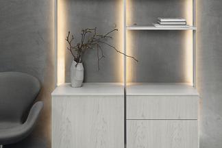 Alurahmensystem mit Unterschrank und integrierter LED-Ambientebeleuchtung