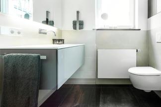 Helles Gästebad mit schlichtem, eleganten Design