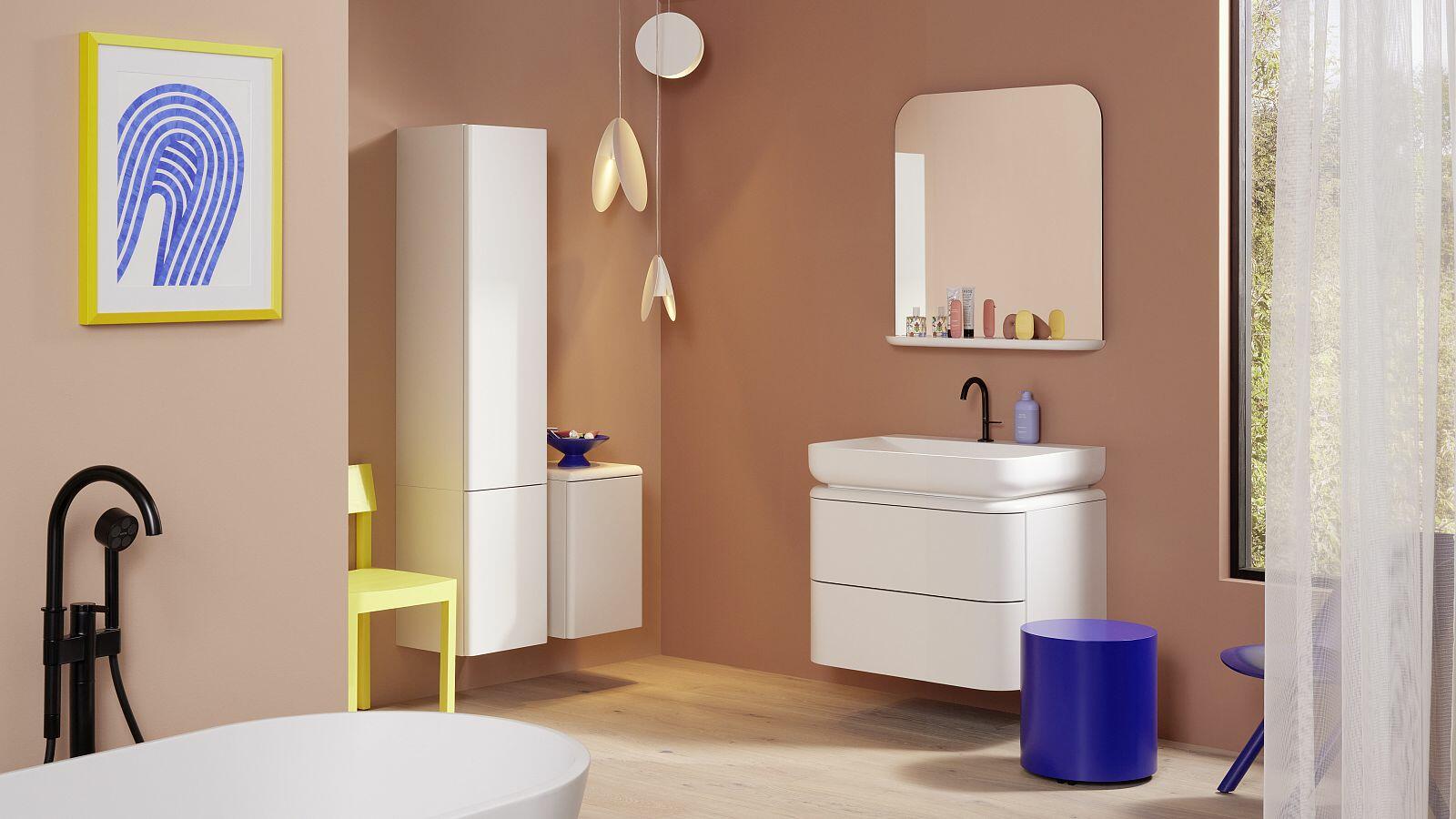 Warmes Eckbadezimmer mit weißer b:me Waschtisch und Hängeschrank sowie blauen Hocker und gelben Stuhl