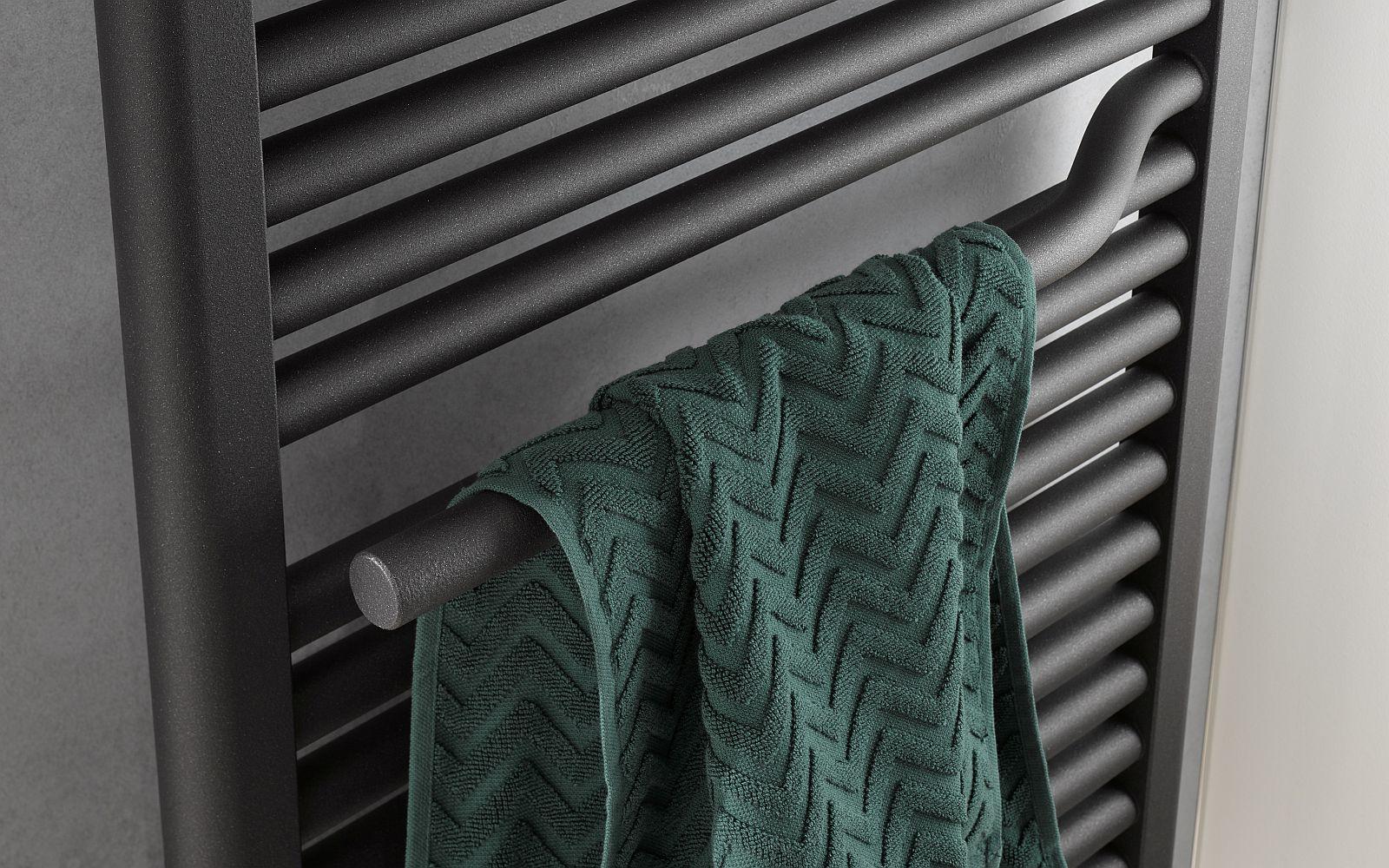 Graphit-schwarzer HSK Designheizkörper mit dunkel-grünem Handtuch