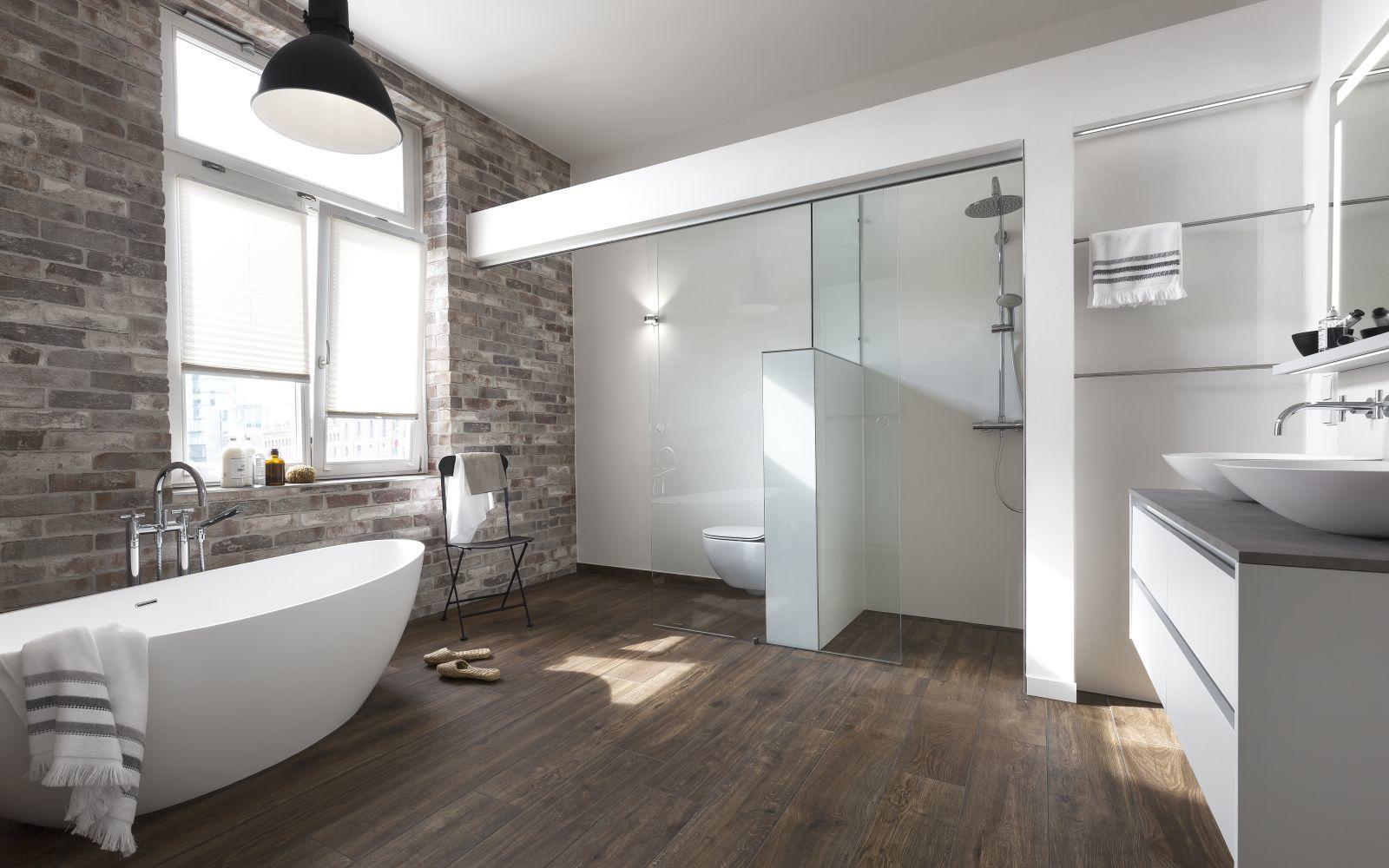 Badezimmer mit Backsteinwand und weißer Ausstattung