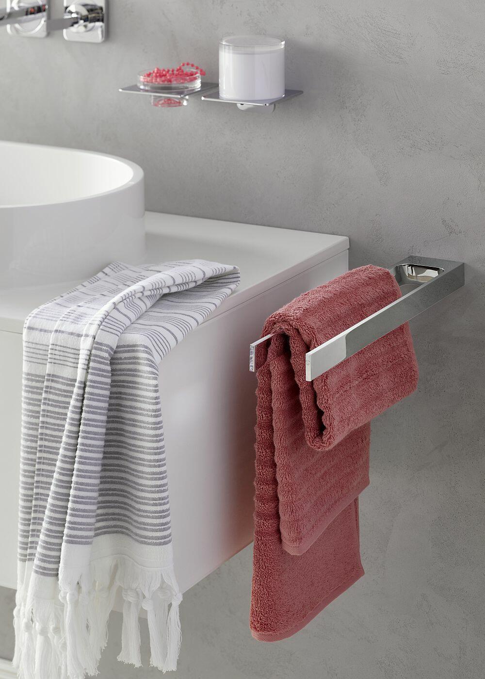 Handtuchhalter und Flüssigseifenspender der Serie ar von Emco