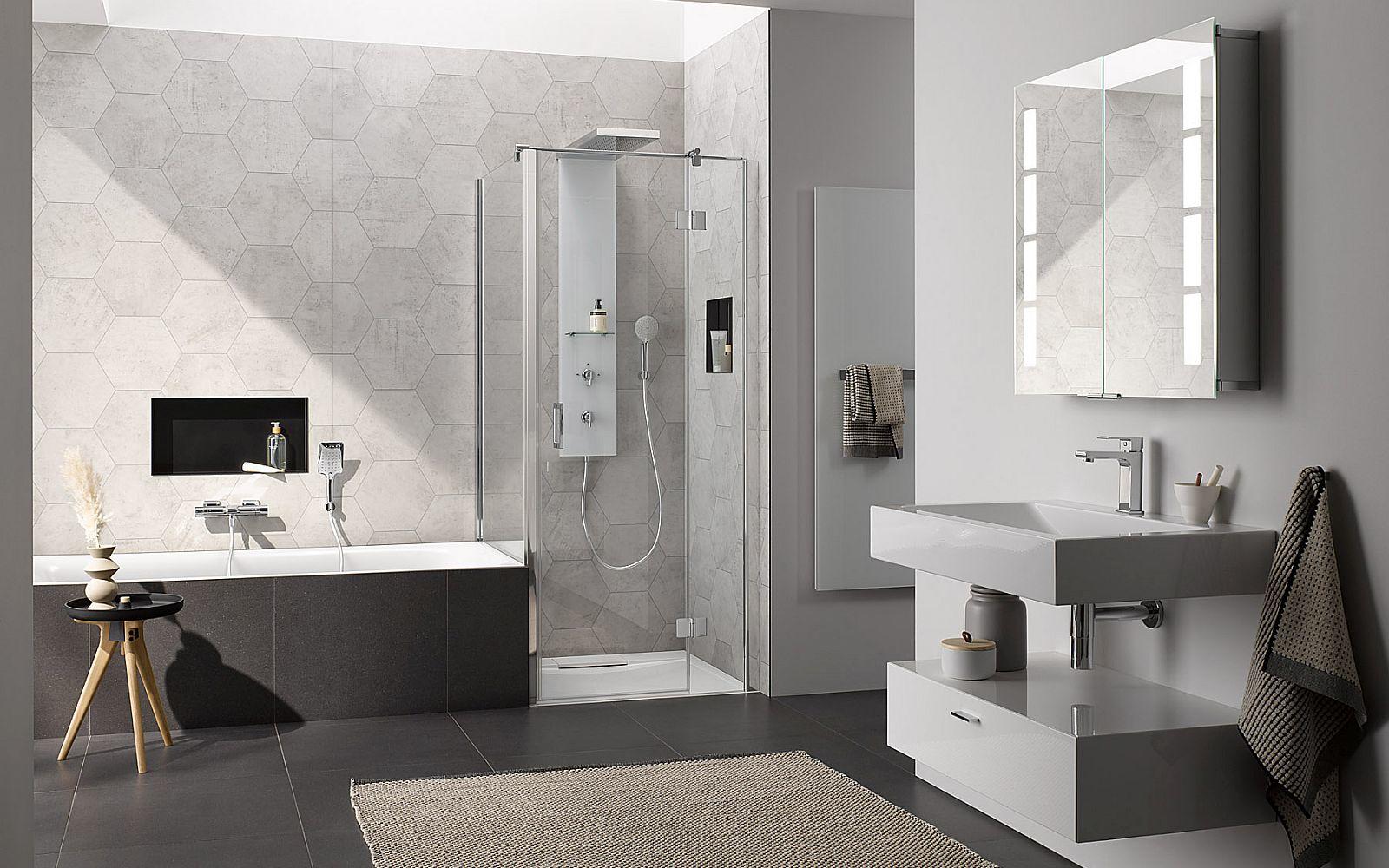 In modernem Grau gehaltenes Badezimmer mit Duschkabine Aperto von HSK.