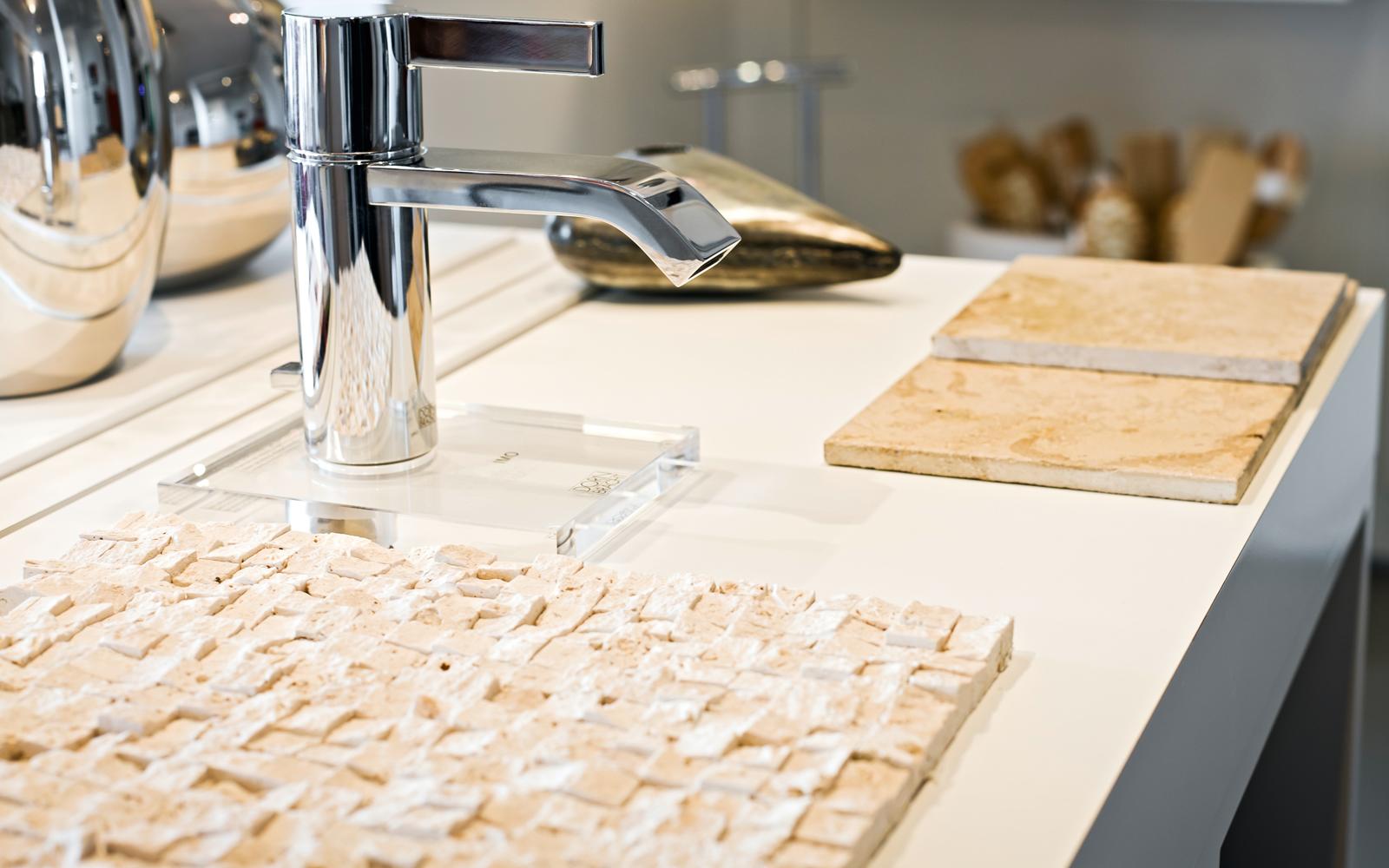 Fliesen mit verschiedenen Strukturen auf einem Waschtisch
