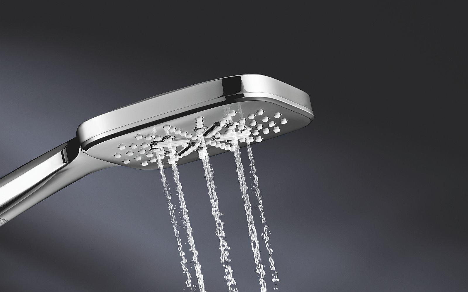 Nahaufnahme Duschbrause mit Wasserstrahl