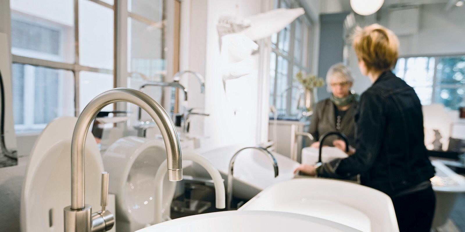 Beratungsgespräch in Badstudio