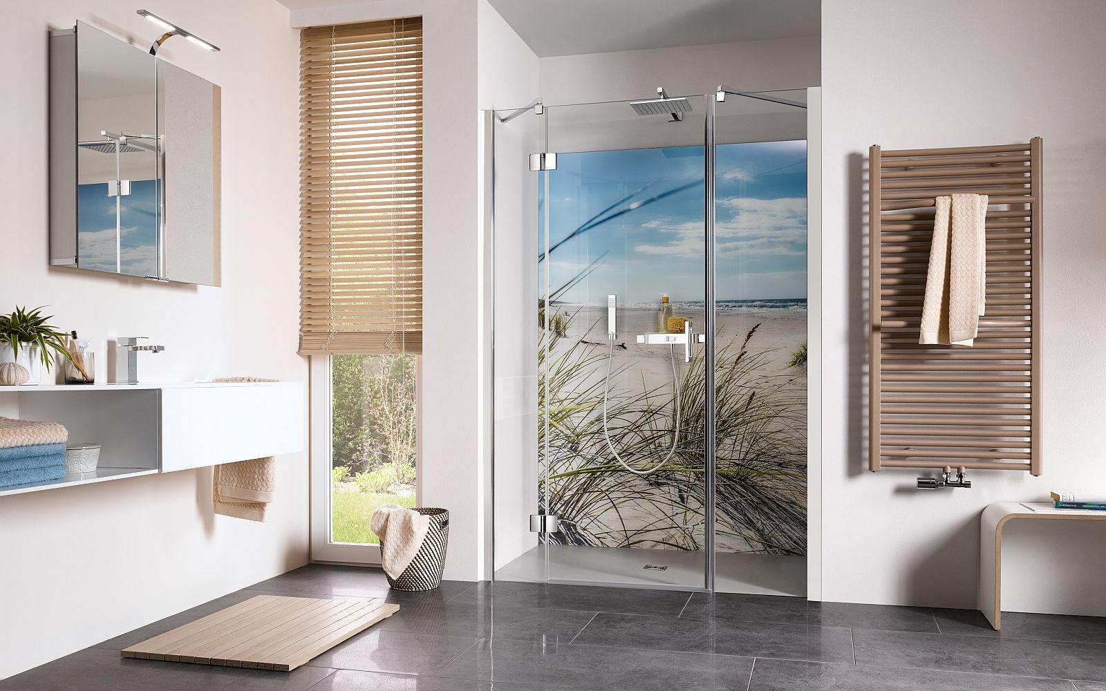 Freundliches Badezimmer mit barrierefreier Aperto-Duschkabine in Nische 