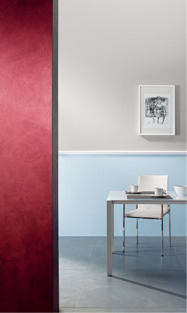Kontrastfarben Rot und Hellblau an den Wänden