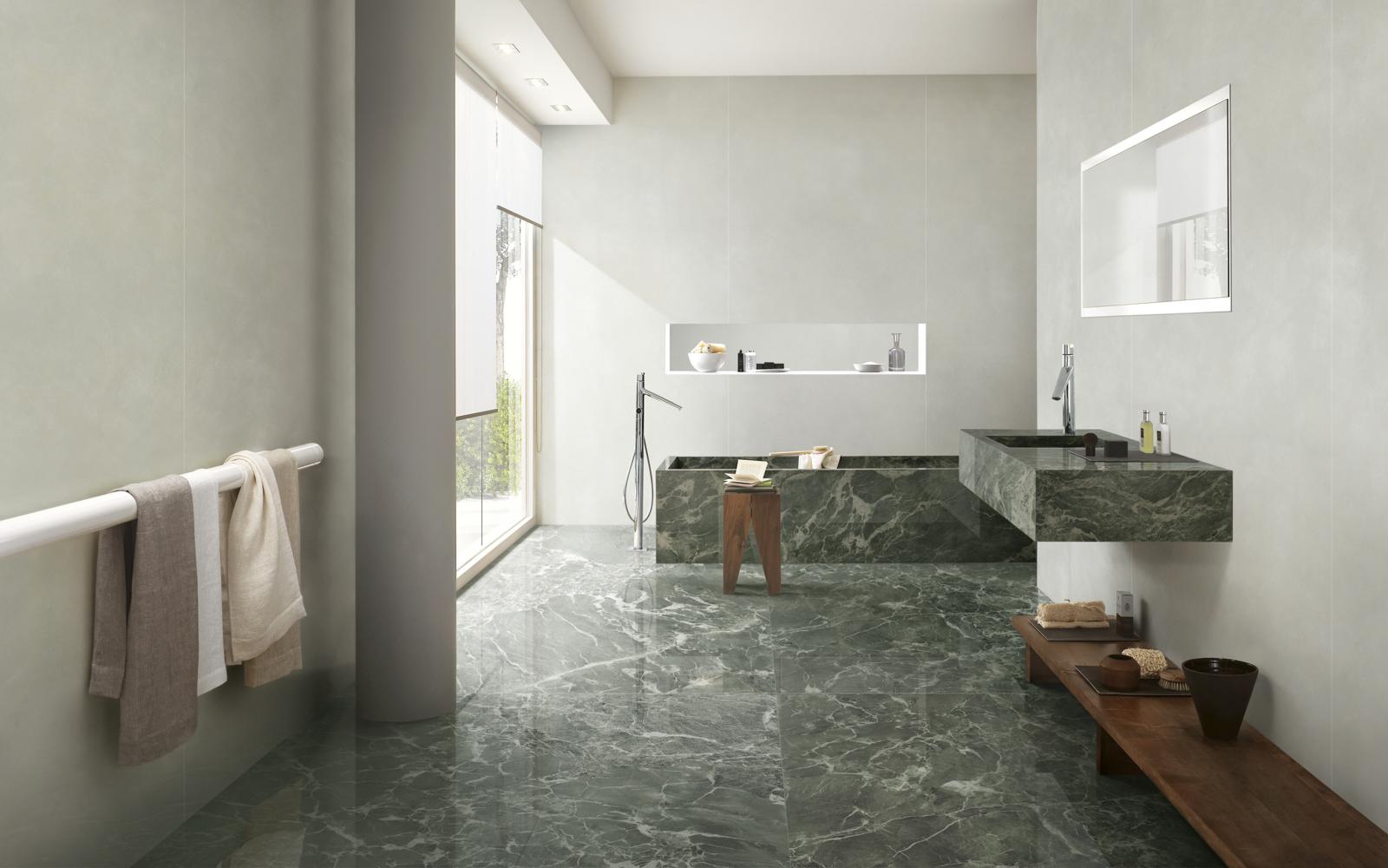 Badezimmer mit großen grünen Fliesen von Marazzi